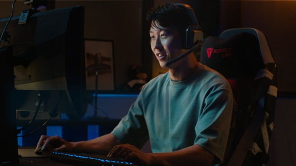 库里迎着吴尊命中压哨四分球 并做出标志性晚安动作！