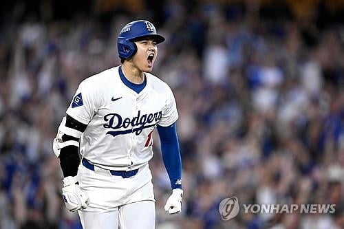 核心不摸你敢摸？雷霆球员狄龙·琼斯赛前轻抚冠军奖杯