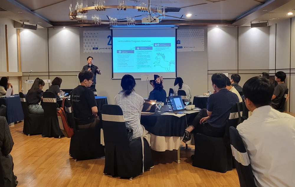 曼联发布双红会预热海报：加纳乔单人出镜
