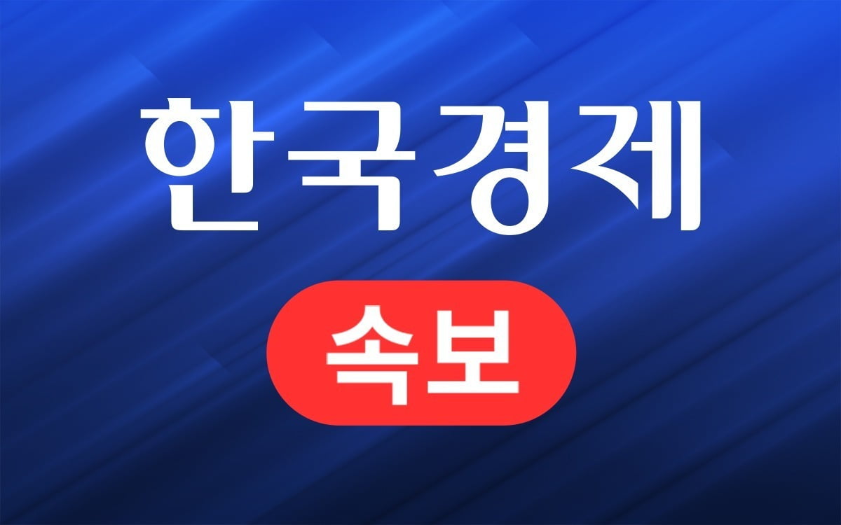 爱德华兹突破时左脚踝扭伤 经检查无大碍回到赛场