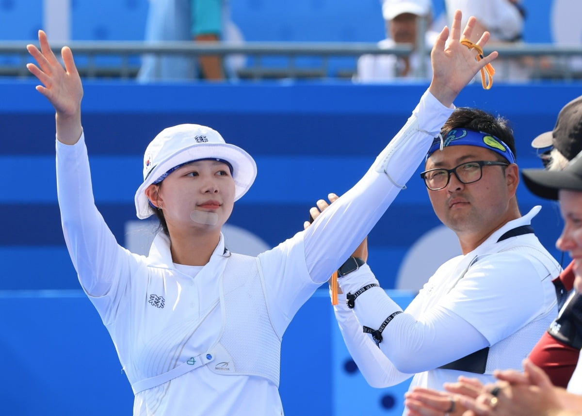 半场战报：基尔0-2美因茨，伯卡特点射、阿米里破门