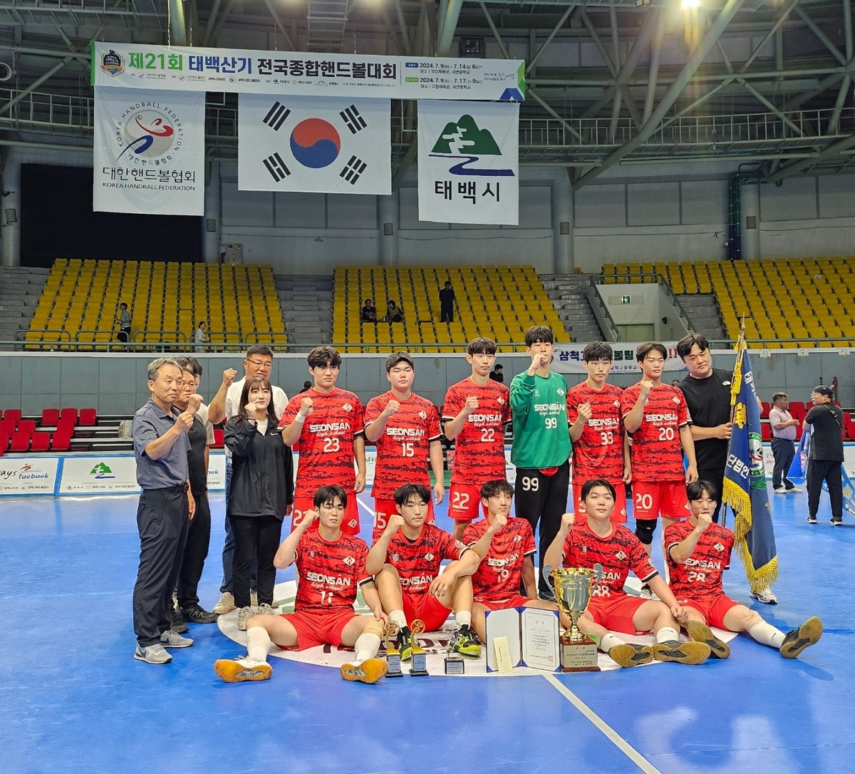 詹姆斯11中8独得18分，浓眉6中2仅得6分，湖人半场52-69落后热火