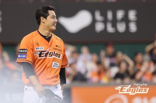 特雷杨30分12助状元首秀老鹰取开门红，崔永熙进大名单未登场