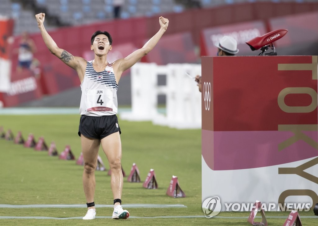 忆往昔？瓦拉内社媒晒与本泽马13年前的合照：他们帮助了我许多