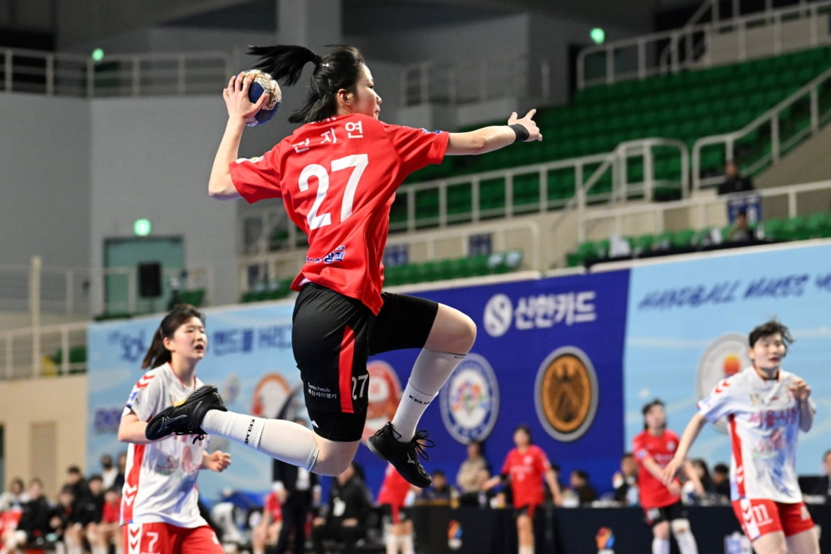⚽澳超战报：梅一击制胜，奥克兰FC 1-0麦克阿瑟FC，豪取4连胜领跑积分榜